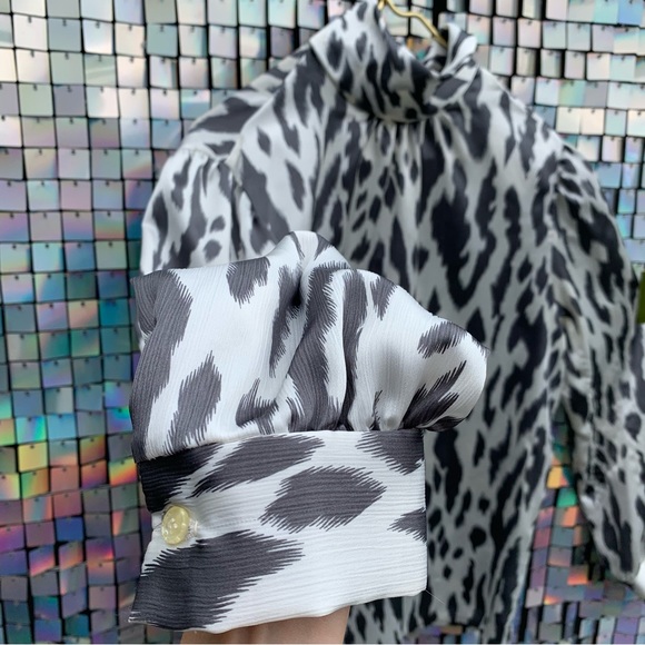 Vintage 80’s shoulder padded drape neck long sleeve blouse. - Picture 4 of 11